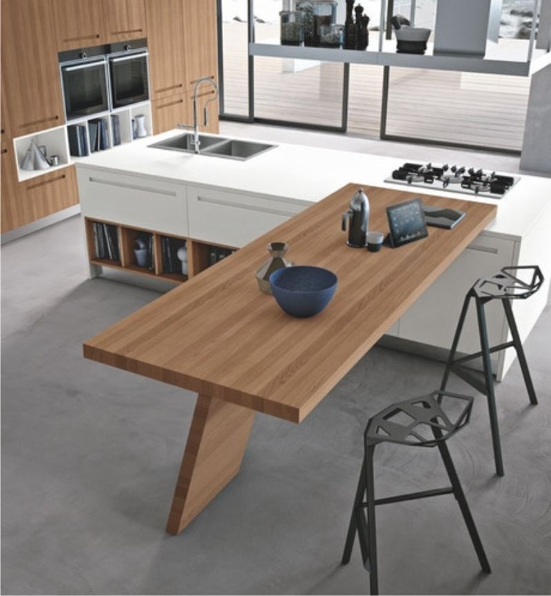 cucina con tavolo in legno