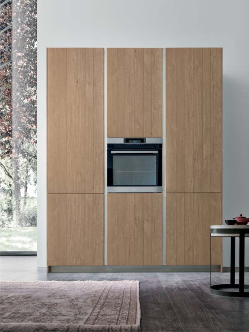 colonna forno con ante dogate in rovere