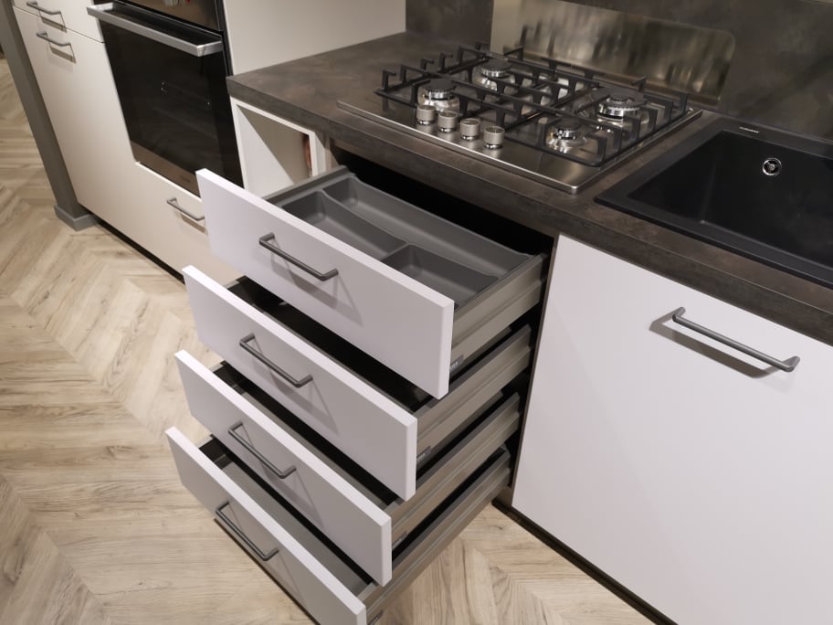 Cucina Stosa lineare da 330 cm in sconto 5 cassetti cucina da expo