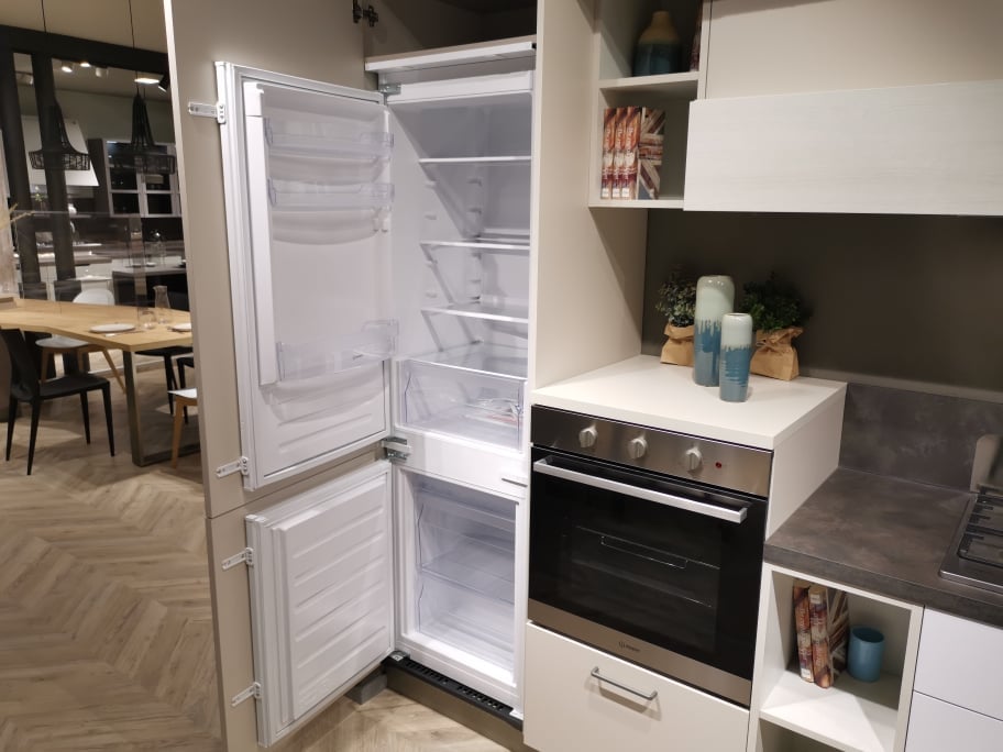 Cucina Stosa lineare da 330 cm in sconto 7 frigorifero incluso