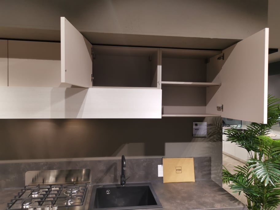 Cucina Stosa lineare da 330 cm in sconto 10 pensili della cucina esposta