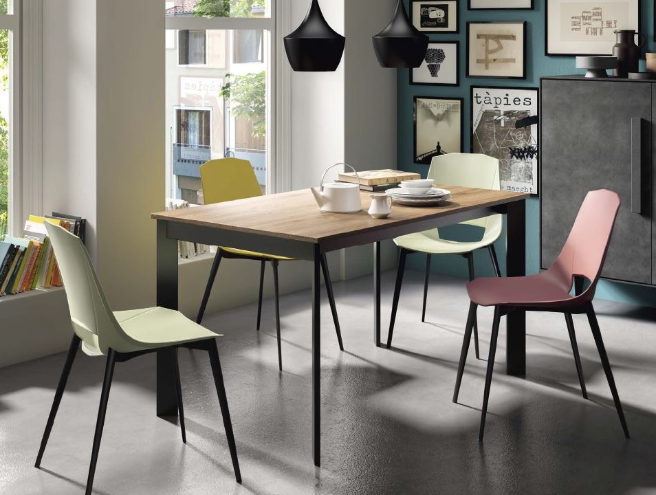 Tavolo Zen con gambe nere e piano in Rovere Nodato