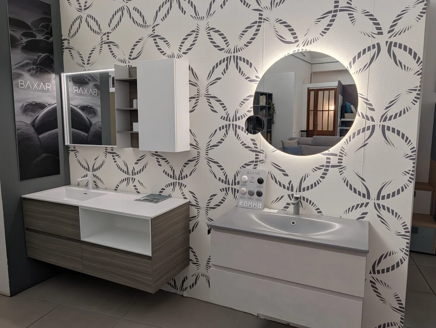 Mobili bagno con lavabo e specchi illuminati nello showroom di Veduggio