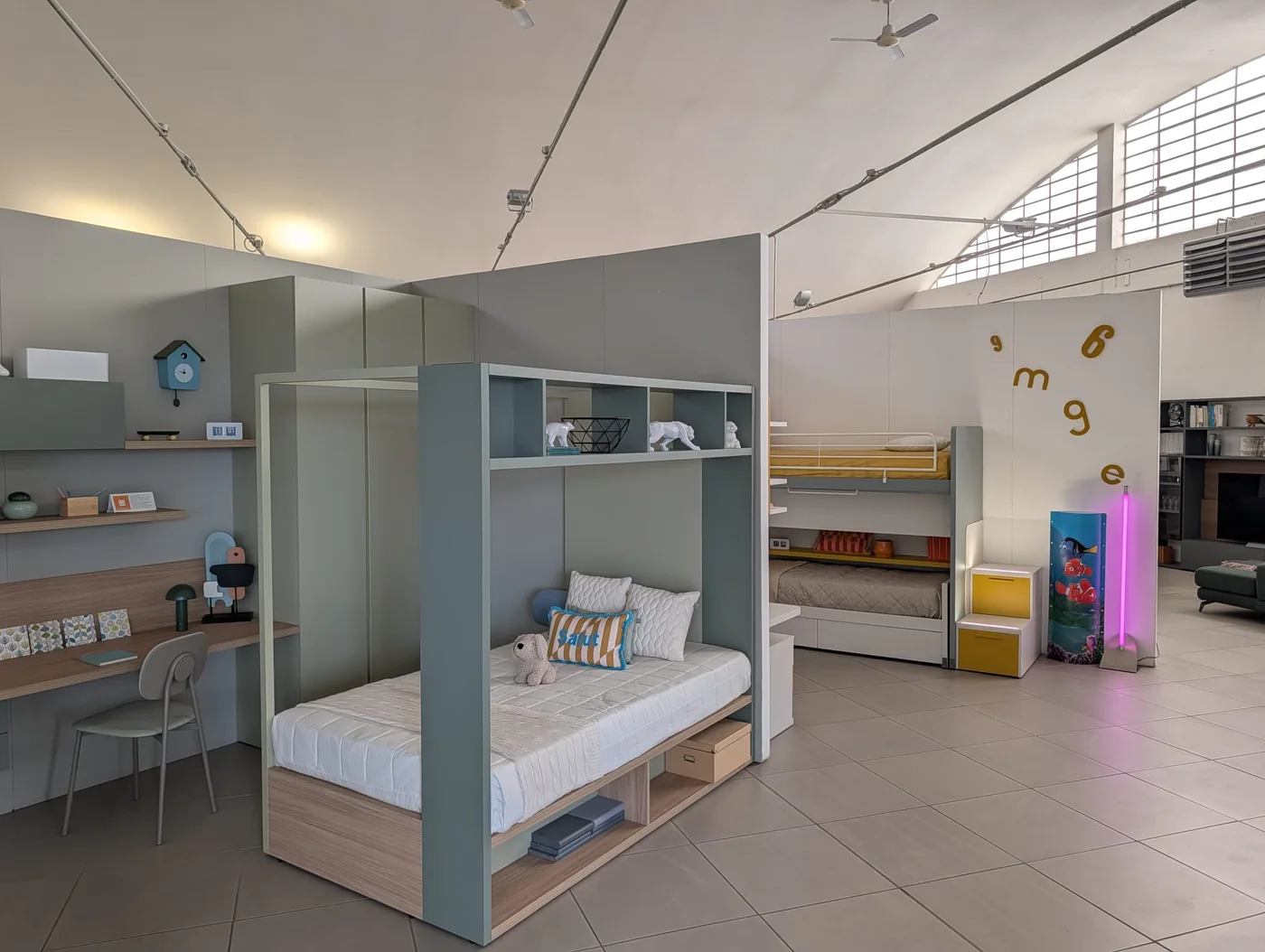 Camerette con letti e scrivania nella zona dedicata ai ragazzi dello showroom di Veduggio